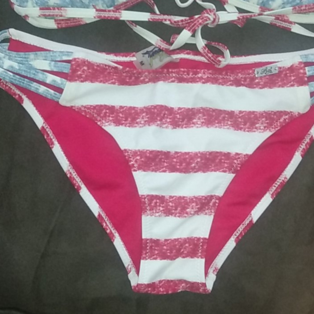 Bikini - Picture 2 of 4